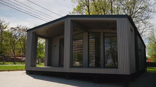 Moderna casa móvil prefabricada que gira y muestra diferentes ángulos