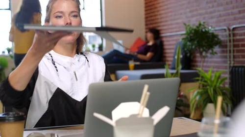 Critique, designer de tablettes et d'UX dans une agence numérique travaillant sur un logiciel téléphonique pour une Appli