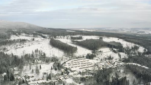 L'hiver dans le parc national du Harz. Vue aérienne par drone du village idyllique de Schierke au fond