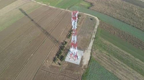 Vista aérea de la torre de telecomunicaciones de antena en medio del campo