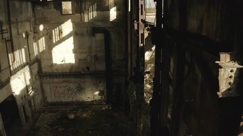 Dentro de una vieja y destruida fábrica abandonada