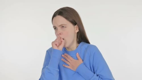 Kranke junge Frau hustet auf weißem Hintergrund