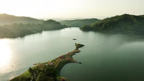 Vista aérea del hermoso lago artificial en el embalse de Sermo