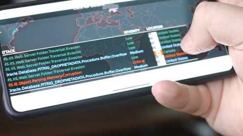 La navigation cartographique des cyberattaques sur l'écran d'un smartphone affiche diverses informations techniques dans lesquelles il est seul