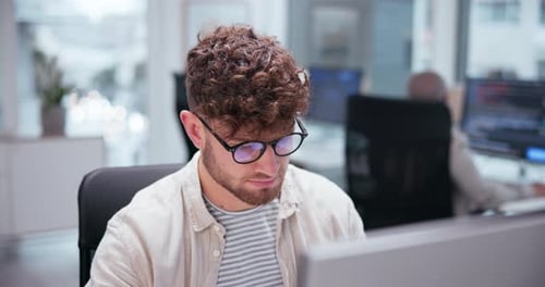 Online, informático e empresário à mesa para proposta de projeto, design multimídia ou relatório