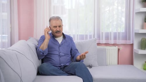 El viejo habla por teléfono, discute.