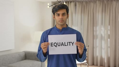 Indischer Junge hält EQUALITY-Banner