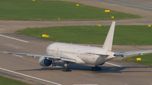 Passagierflugzeug auf der Landebahn