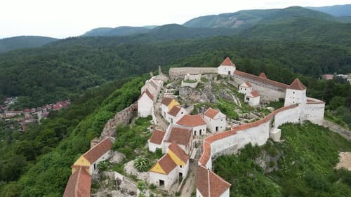 Altes Schloss auf einem Berg 4k