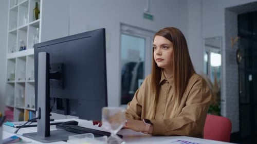 Equipe de mulheres profissionais de TI trabalhando no escritório com vista panorâmica para jovens sentadas à mesa