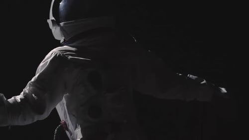 Ein Astronaut schwebt im Weltraum