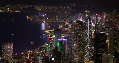 Impresionante horizonte nocturno del puerto de Hong Kong y rascacielos resplandecientes