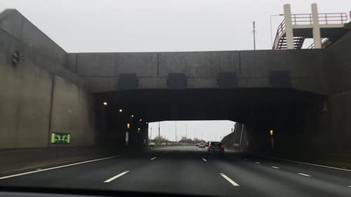 Ein großartiger Flug über eine Autobahn und eine spektakuläre Landschaft