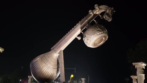 Vidéo de 40 pieds de Veena à Ayodhya en hommage à Lata Mangeshkar prise au Lata Mangeshkar Chowk yodhya U
