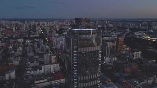 Vista aérea noturna do centro de Ecaterimburgo, metrópole, metrópole de Ecaterimburgo, mistura de arranha-céus
