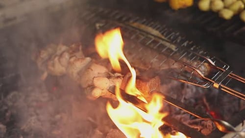 Fleisch wird auf dem Grill gegrillt. Nahaufnahme