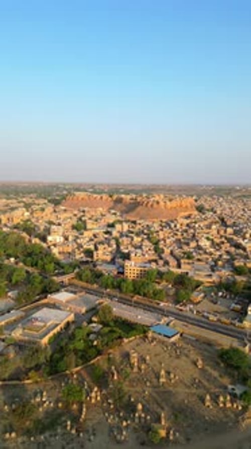 Vue par drone du fort de Jaisalmer et du paysage urbain du Rajasthan par une journée ensoleillée, Inde
