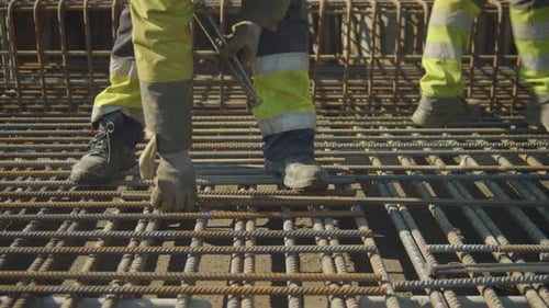 Bauarbeiter verstärkt einen Bewehrungsstab auf der Baustelle