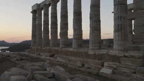 Vue imprenable sur le coucher de soleil sur le temple d'Athéna Sounias près d'Athènes, Grèce