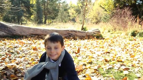 Famille heureuse passant du temps de qualité ensemble dans leur jardin d'automne animé