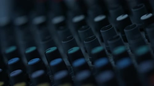 Lautstärkeregler für einen großen professionellen Verstärker für echtes UKW-Radio 4K