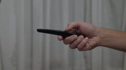 Control remoto negro para sujetar la mano