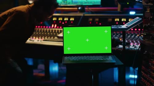 Técnico de Audio experto que procesa y mezcla sonidos junto a la pantalla de maquetas