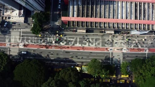 Drone aéreo de cima para baixo, olho de pássaro, descendo de longe na famosa Avenida Paulista, no centro