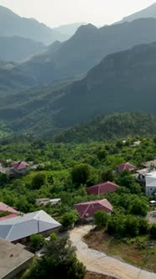 Vidéo verticale : La magie de la montagne à la découverte d'un village pittoresque du sud de la Turquie