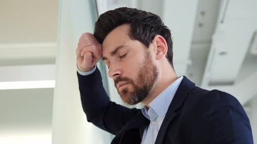 Hombre que experimenta estrés relacionado con el trabajo debido a dificultades financieras