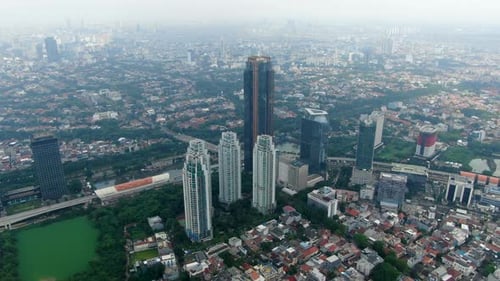 Arranha-céus na área de Sudirman, cidade de Jacarta, na Indonésia. Avançado aéreo