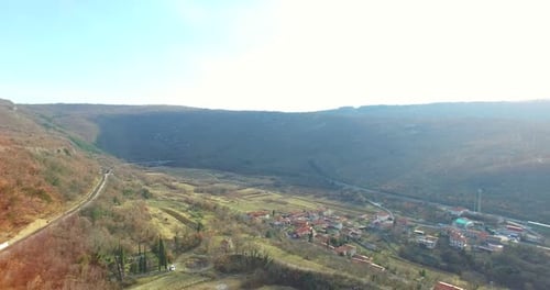 Montagnes, panorama sur le terrain à Crni Kal en Slovénie