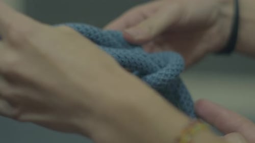 Un grimpeur apprend à se marier. Gros plan des mains féminines et
de la corde