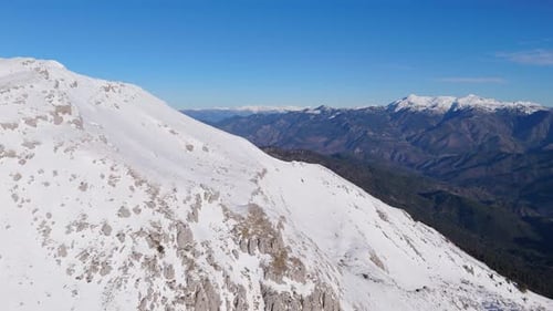 Le mont Smolikas domine la ligne d'horizon de Zagori, en Grèce, avec des sommets enneigés