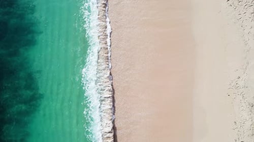 Luftaufnahme von oben auf den abgelegenen tropischen Strand und den üppigen Waldrand