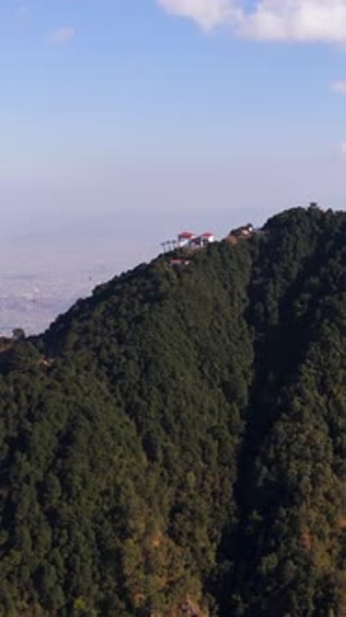 Portrait aérien suivant le téléphérique de la colline de Chandragiri, Katmandou, Népal