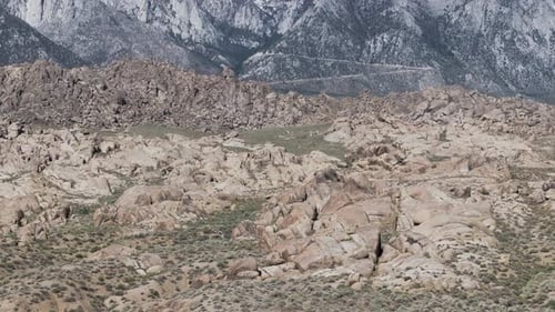 Retiro aéreo para revelar el monte Whitney, California, cubierto de nieve, en una brillante mañana de verano.