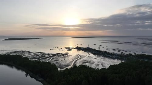 Honday Bay, vista aérea da orla ao pôr do sol
