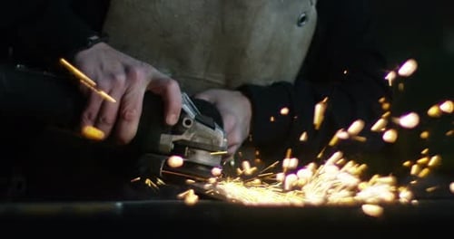 . Schmied oder Schweißer, mit seinem Schleifen glättet er Stahl und Eisen, in extremer Zeitlupe, um die