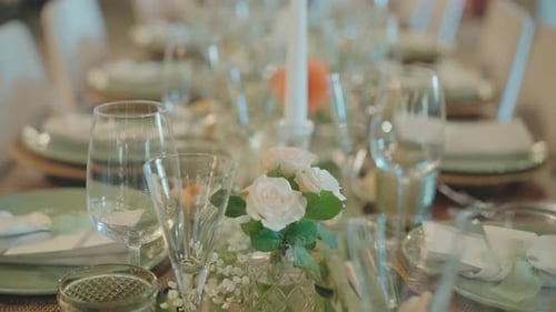 elegante Hochzeitstischdekoration mit zarten Rosen und Kerzenschein