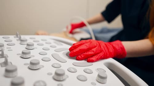 Nahaufnahme in einer gynäkologischen Praxis in einer Klinik führt der Arzt einen Ultraschall eines Patienten durch, der klein ist