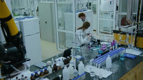Walking Dead entra en un laboratorio químico y se pone manos a la obra