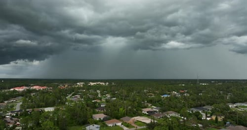 Chuvas fortes nos subúrbios da Flórida durante a tempestade de verão