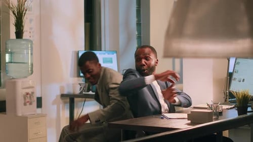 Un employé rencontre un collègue avec une chaise