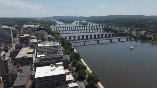 Historisches Stadtbild mit Fluss, Skyline, Architektur. Luftbild fängt pulsierendes Reiseziel
ein
