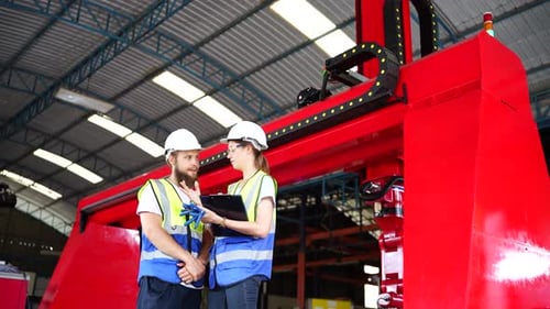El operador de fábrica controla el brazo robótico automatizado en la línea de producción. Industria tecnológica.