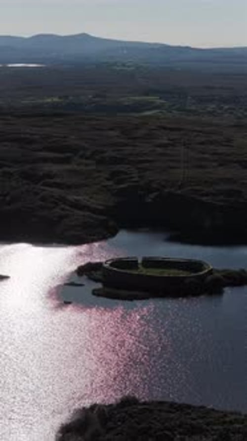 Vista aérea do histórico Ringfort em Lough Doon, Condado de Portnoo, Donegal, Irlanda