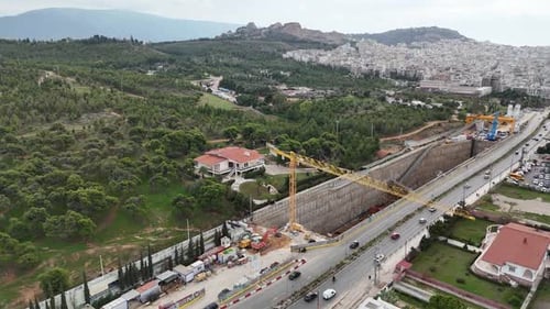 Imágenes en alta definición de una imponente grúa de construcción. Volando alrededor de una obra en construcción 4K