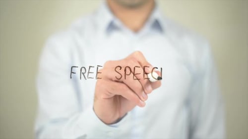 Redefreiheit, Mann schreibt auf transparentem Bildschirm