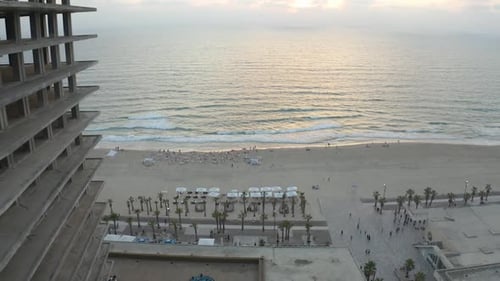 Captura a cámara lenta de un edificio junto a la costa